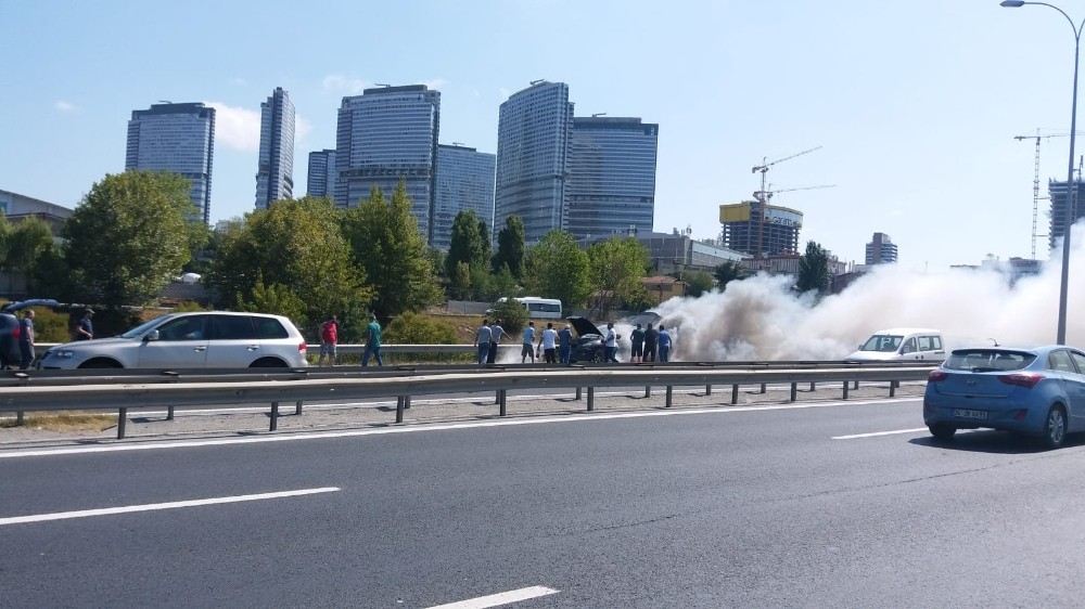 Tem Otoyolunda Bir Araç Alev Alev Yandı