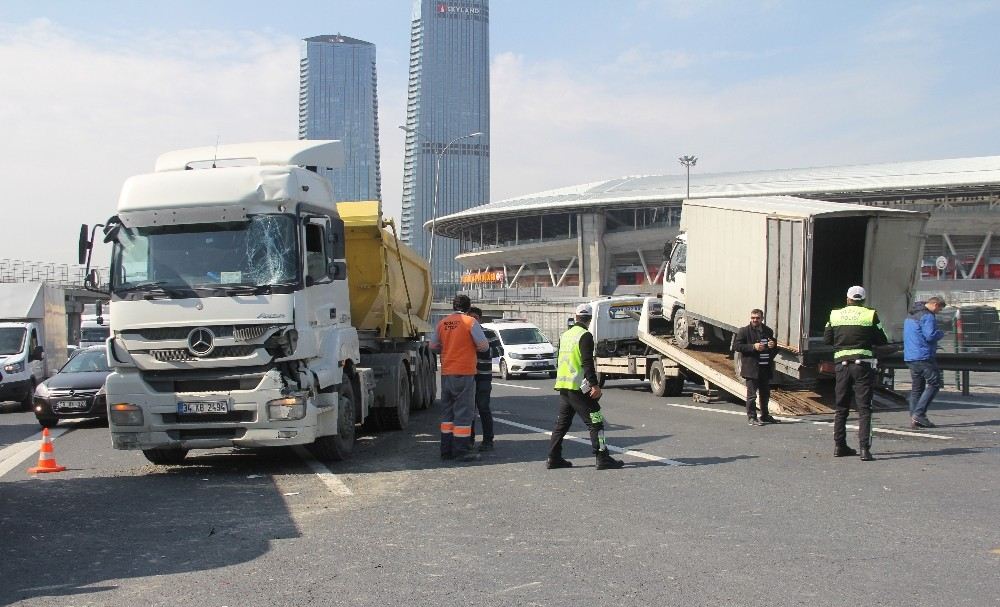 Tem Otoyolunda Hafriyat Kamyonu İle Bir Kamyonet Çarpıştı, Trafik Felç Oldu