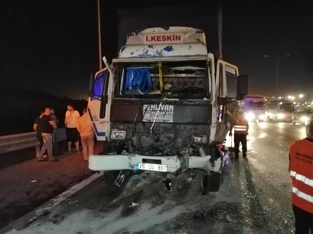 Tem Otoyolunda İki Kamyon Çarpıştı: 1 Yaralı