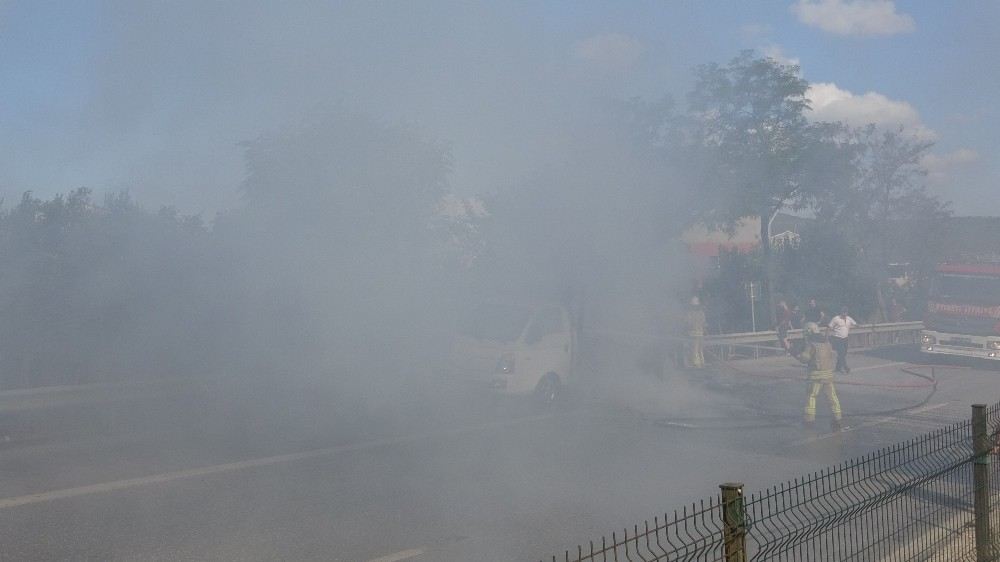 Tem Otoyolunda Kamyonet Alev Alev Yandı