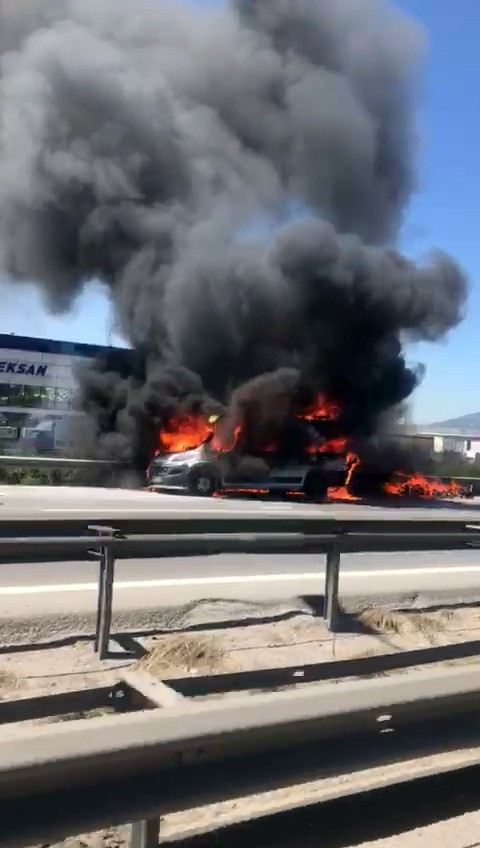 Tem Otoyolunda Minibüs Alev Alev Yandı