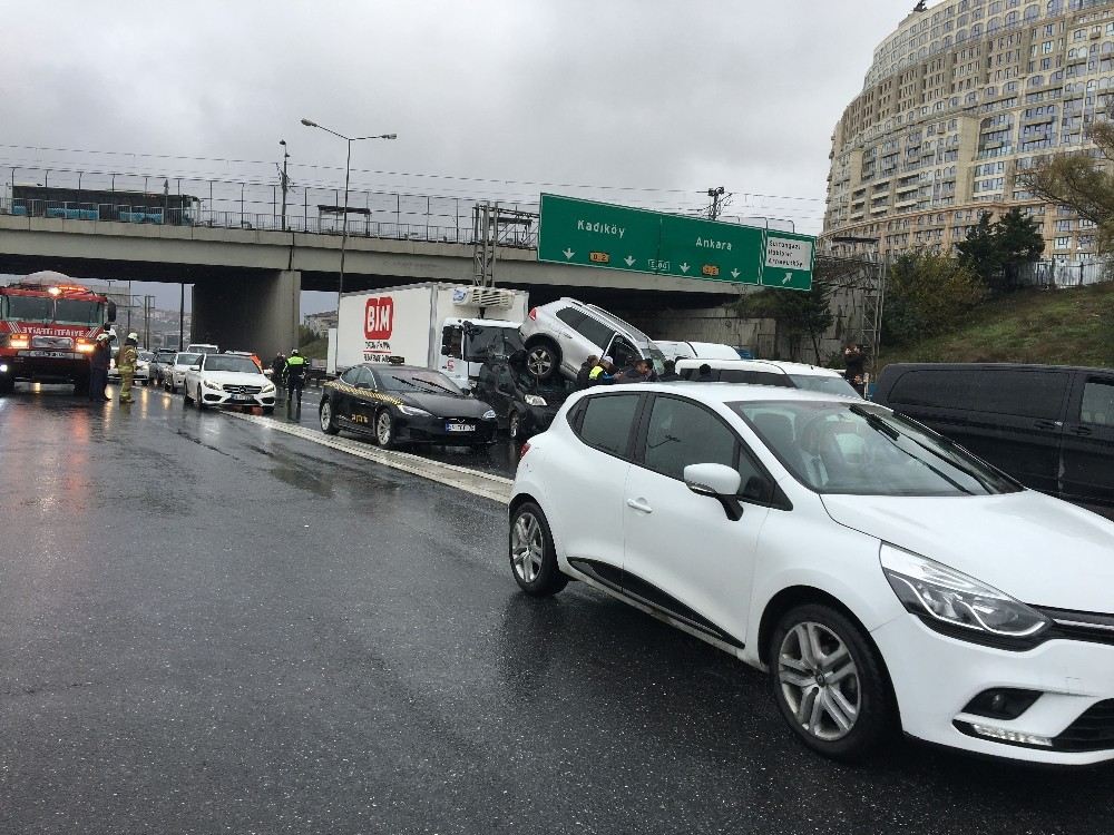 Tem Otoyolunda Zincirleme Kaza: 7 Araç Birbirine Girdi