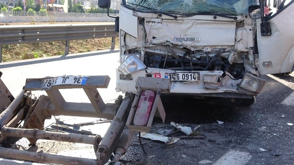 Temde 3 Kamyon Birbirine Girdi, Sürücü Araç İçinde Sıkıştı