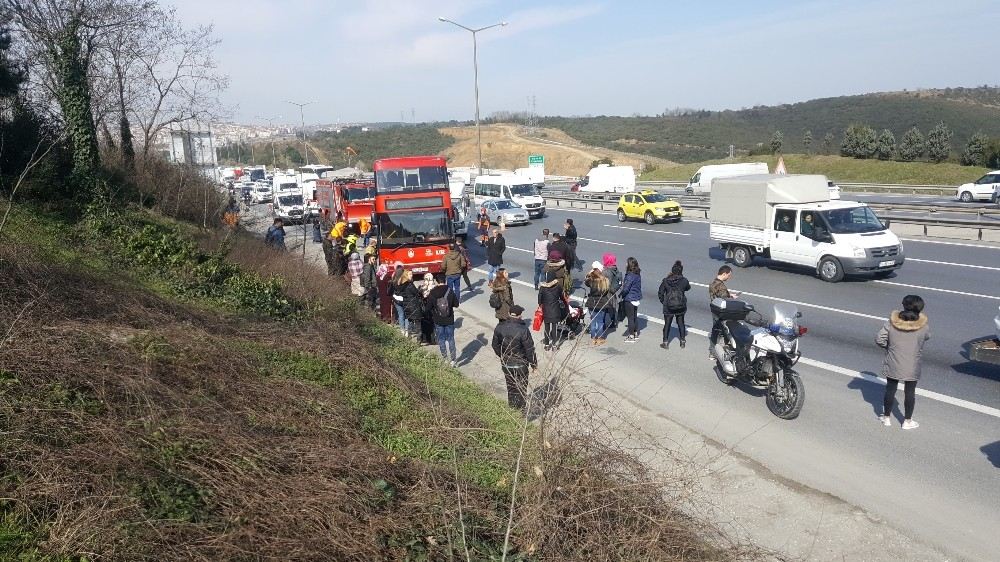 Temde 4 Araçlı Zincirleme Kaza Yaşandı, Trafik Tamamen Durdu