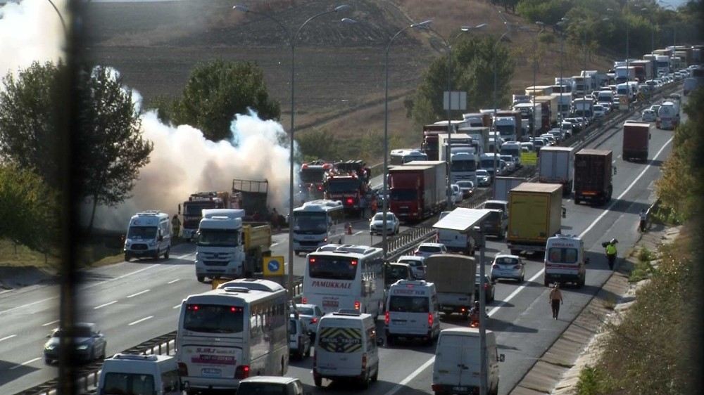 Temde Alev Alev Yanan Tır Trafiği Kilitledi