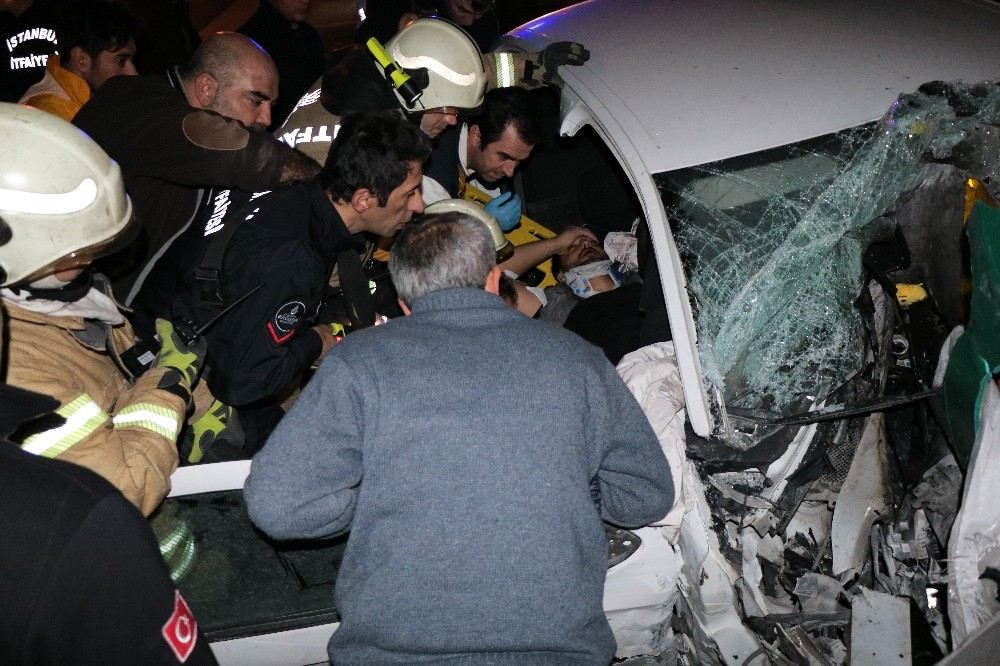 Temde Feci Kaza: 2 Kişi Araç İçinde Sıkıştı