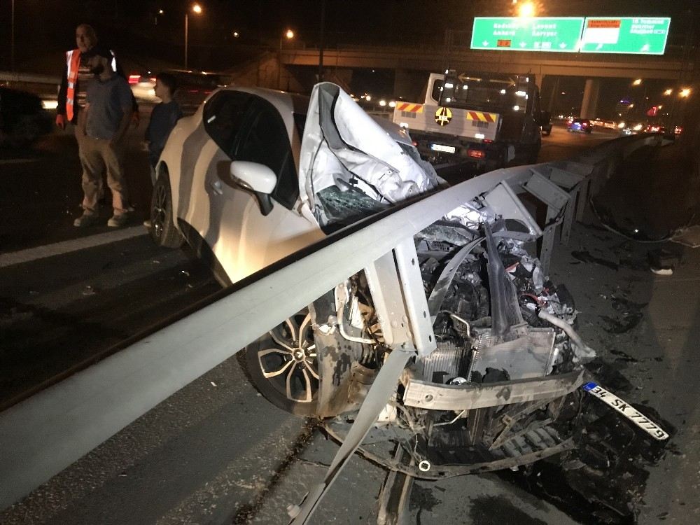 Temde Makas Atan Otomobil Bariyerlere Ok Gibi Saplandı