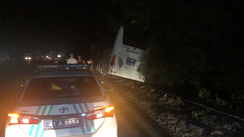 Temde Otomobille Çarpışan Otobüsü Devrilmesini Bariyerler Önledi