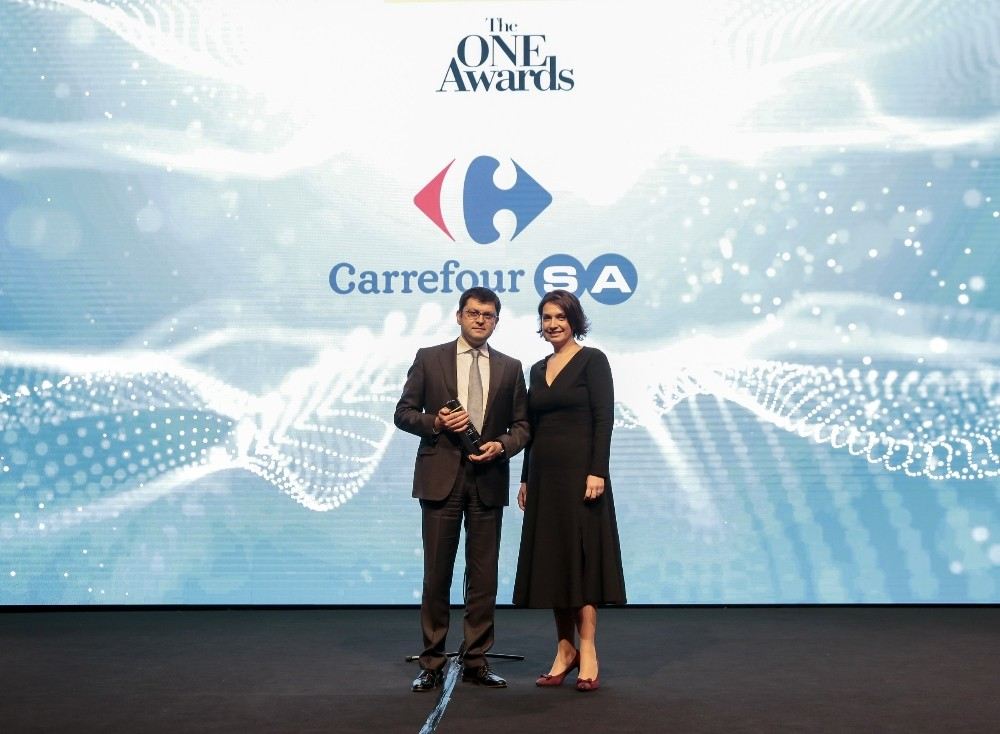 The One Awardsden Carrefoursaya ?Yılın İtibarlısı? Ödülü