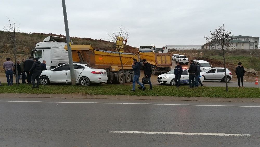 Tır İle Otomobil Kafa Kafaya Çarpıştı: 2 Yaralı