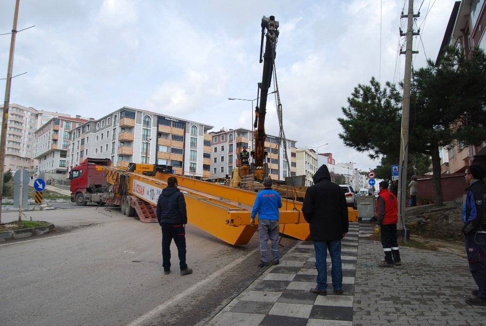 Tırdan Düşen Vinç Yolu Kapattı