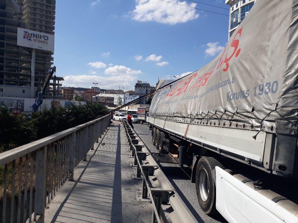 Tırın Dorsesi Yan Yattı, Trafik Durma Noktasına Geldi