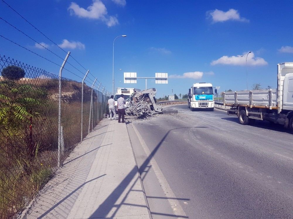 Tırın Üzerinde Bulunan İş Makinesi Kamyonetin Üzerine Düştü