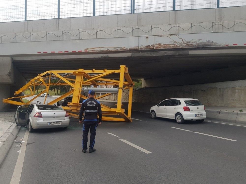 Tırın Üzerinde Bulunan Vinç Otomobilin Üzerine Devrildi