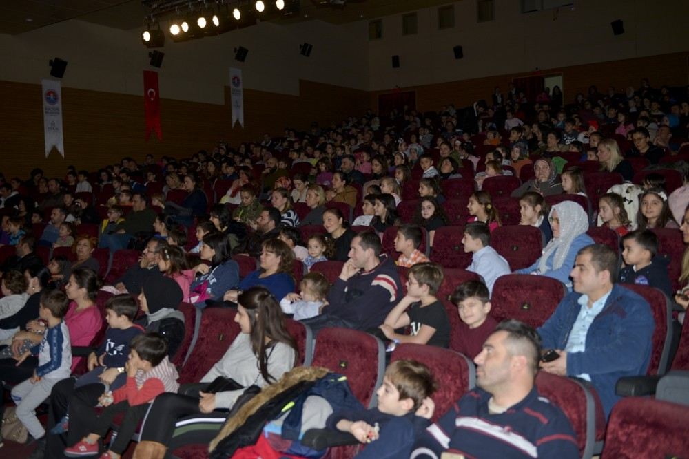 Tiyatro Oyununda Hayvanların Dostluğu Anlatıldı