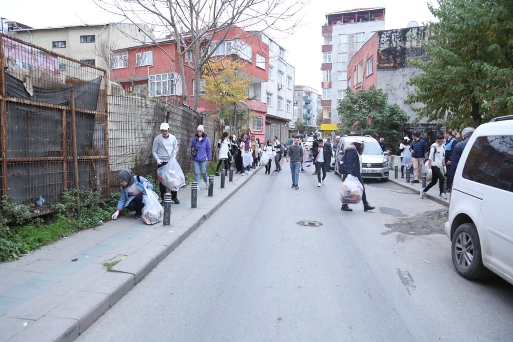 Toplum Gönüllüsü 80 Genç, Kanarya Mahallesinde Atık Topladı