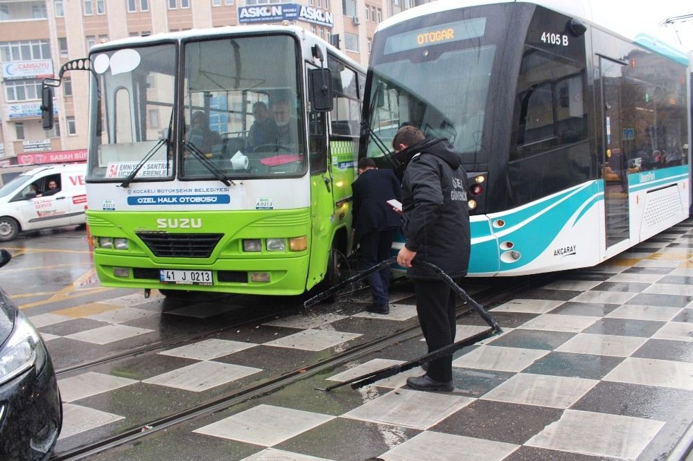 Tramvay Halk Otobüsü İle Çarpıştı