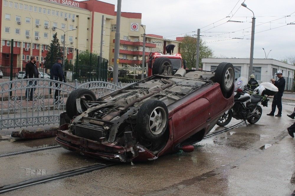 Tramvay Yoluna Giren Otomobil, Bariyerlere Çarparak Takla Attı: 1 Yaralı