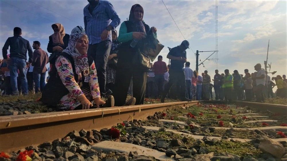 Tren Kazasında Ölenlerin Yakınları Tren Rayına Karanfil Bıraktı