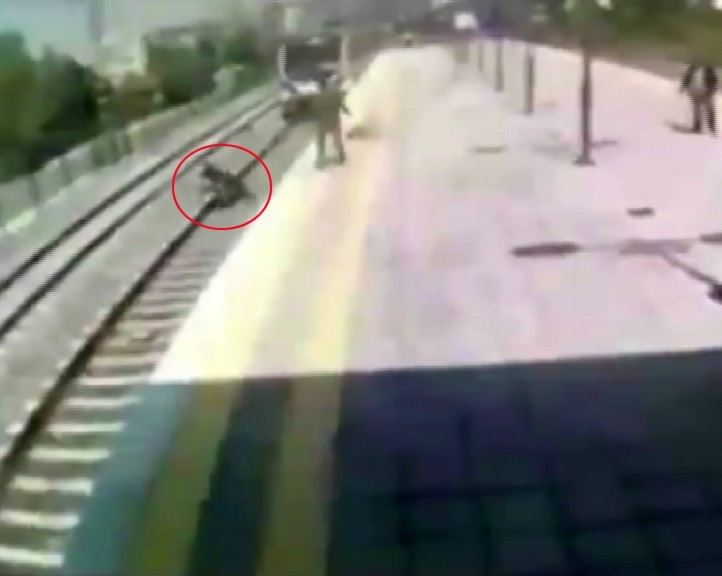 Trenin Önüne Atlayıp İntihara Kalkışan Kadını Kurtardı