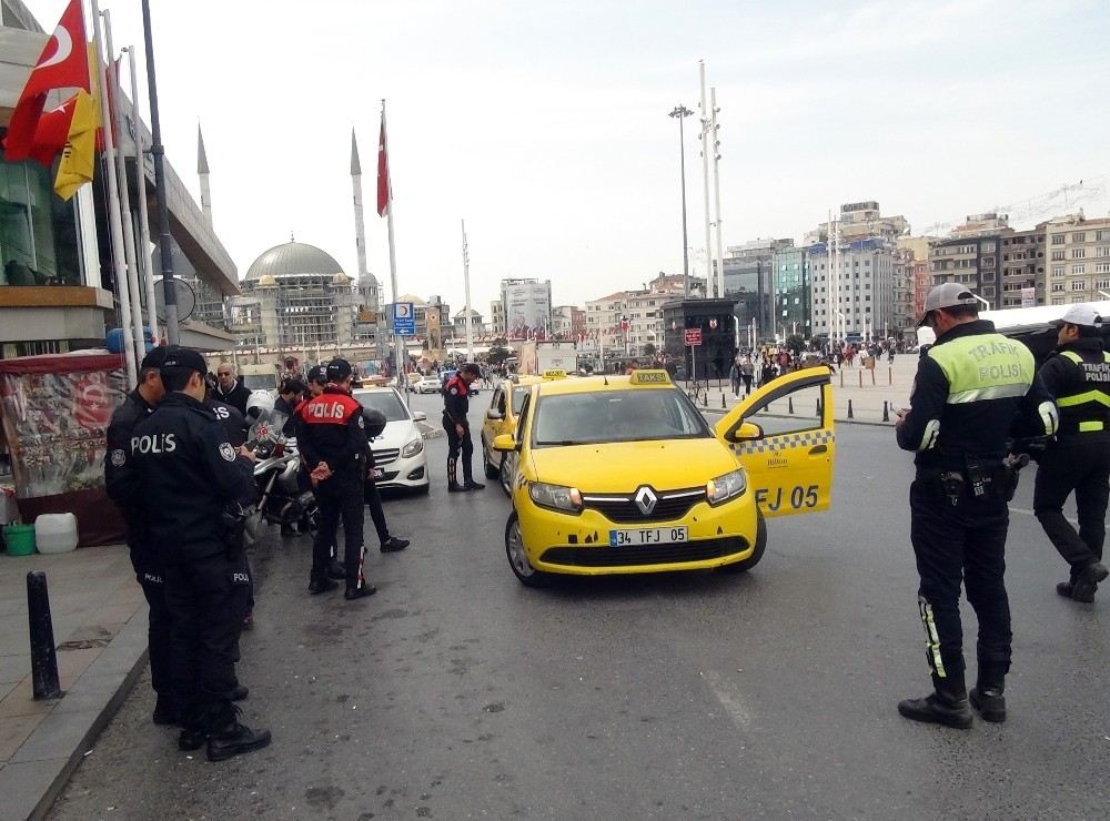 Turistlerin Özçekim Yaptığı Esnada Çantalarını Çalan Şüpheliler Kıskıvrak Yakalandı