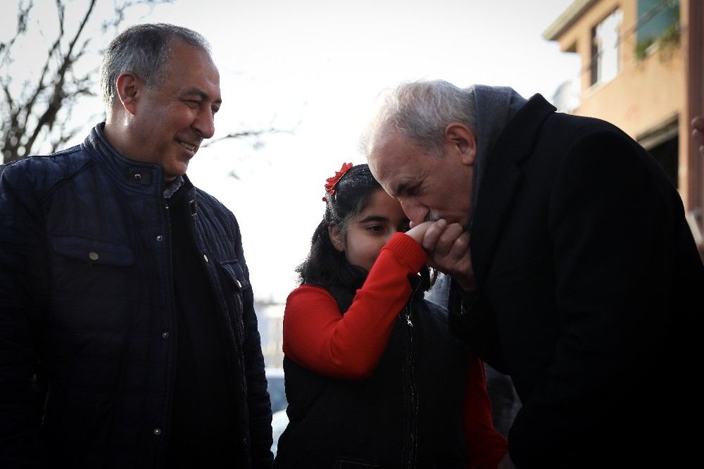 Türk Bayrağı İsteyen İhtiyar Teyzeyi Makam Otomobili İle Evine Gönderdi