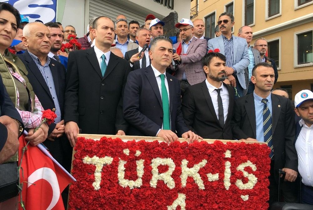 Türk-İş Sendikası Taksimdeki Cumhuriyet Anıtına Çelenk Bıraktı