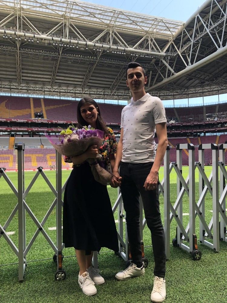 Türk Telekom Stadyumunda Evlilik Teklifi