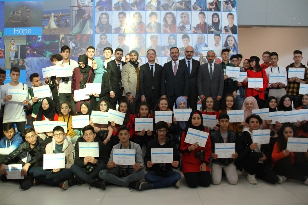 Türk Ve Suriyeli Gençlerin Gelecek Hayalleri Sergisi İstanbul Havalimanında Açıldı
