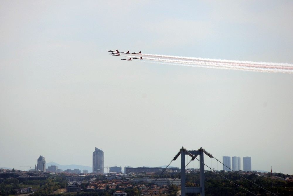 Türk Yıldızları Teknofest Öncesi İstanbul Boğazında
