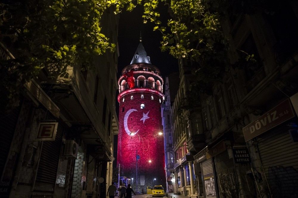 Türkiye İzlanda Maçı Öncesi İstanbulda Her Yer Kırmızı Beyaza Bürünecek
