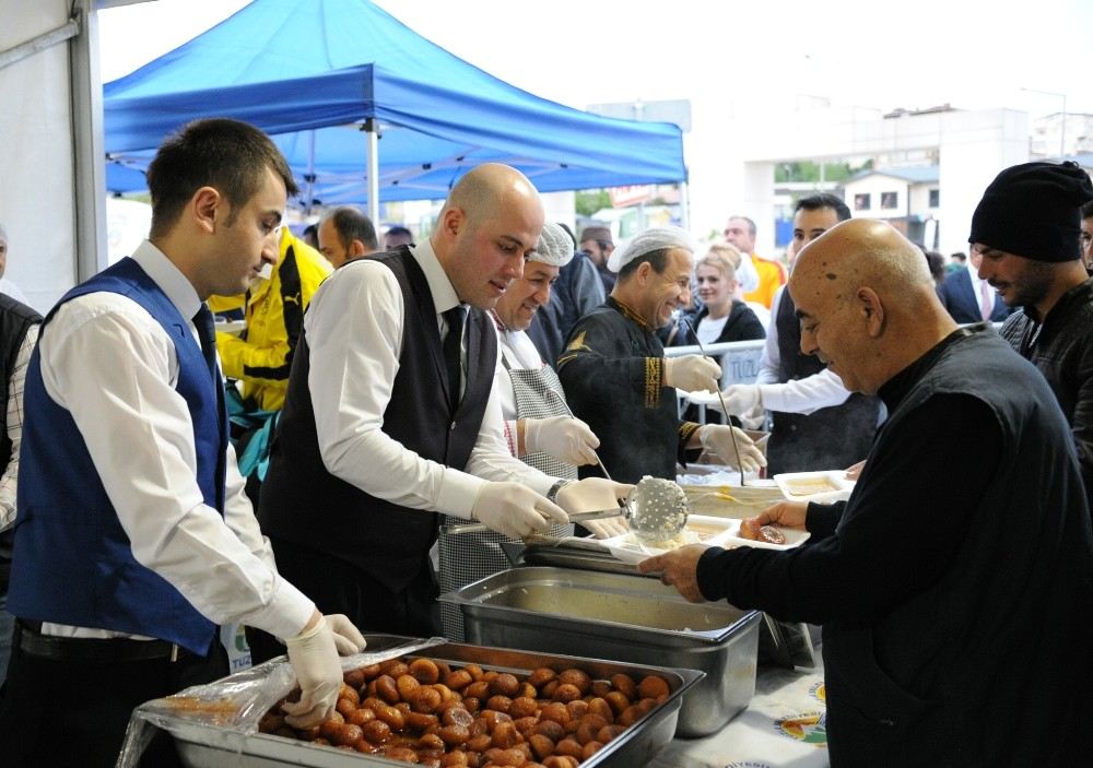 Tuzla Belediyesi, Ramazanın Bereketini İftar Çadırında Misafirleri İle Paylaşıyor