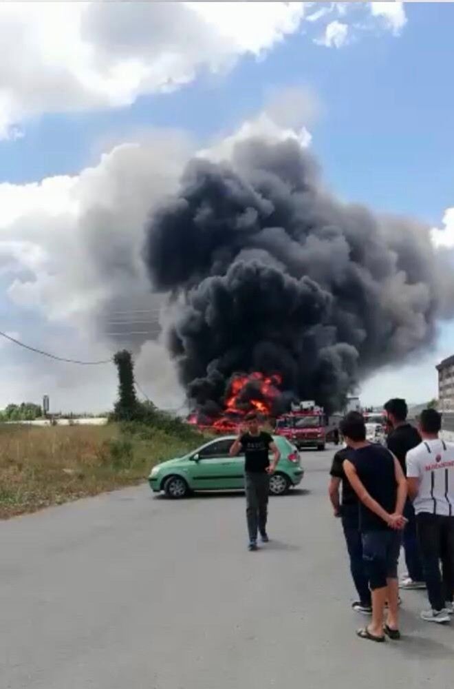 Tuzlada Boş Arazideki Teknelerde Yangın