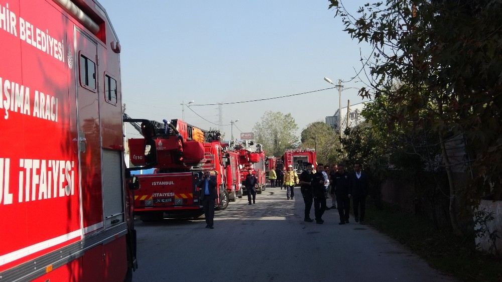 Tuzlada Fabrika Yangını: 1 Kişi Dumandan Etkilendi