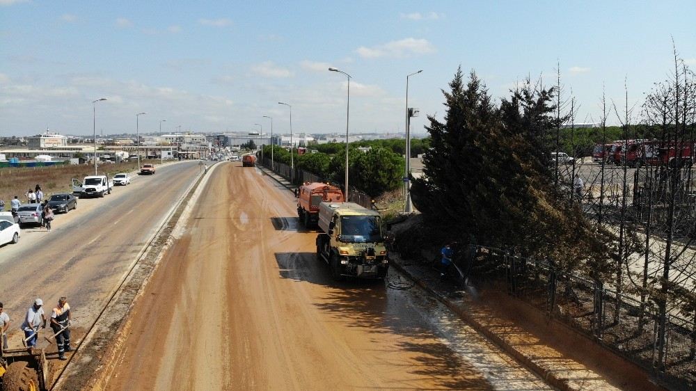 Tuzlada Fabrika Yangınının Ardından Temizlik Çalışmaları Başladı