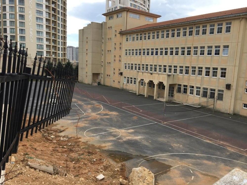 Tuzlada İstinat Duvarı Okulun Bahçesine Yıkıldı