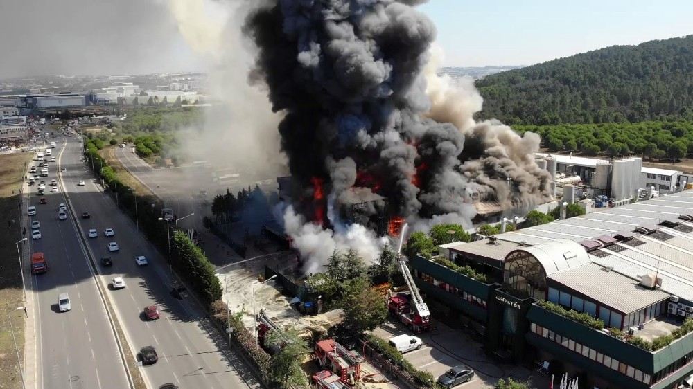 Tuzlada Polyester Fabrikasında Çıkan Yangın Havadan Görüntülendi