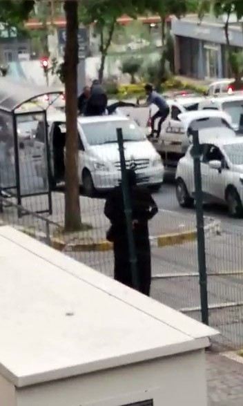 Uber Sürücüsü Aracını Üzerine Çıkarak, Bağlamayın Diye Polise Direndi