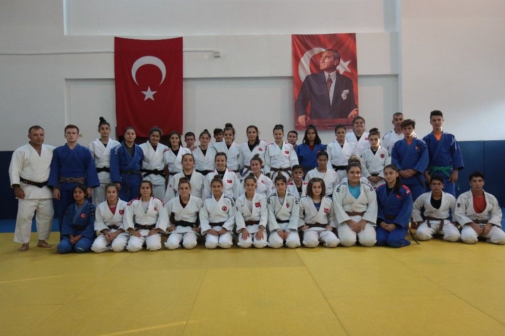 Ümit Milli Kadın Judo Takımı, Dünya Şampiyonasına Ankarada Hazırlanıyor