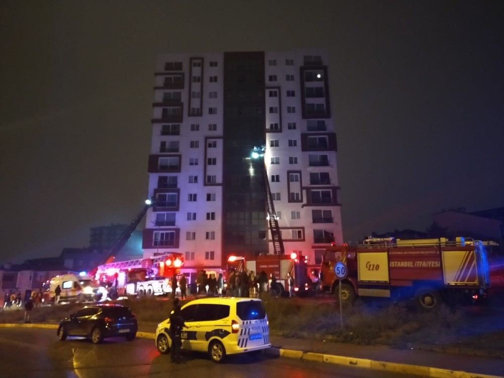 Ümraniyede 12 Katlı Binanın Trafosunda Çıkan Yangın Paniğe Neden Oldu