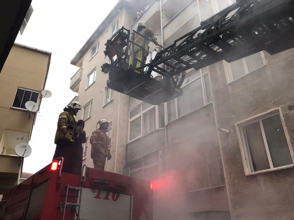 Ümraniyede Apartmanda Çıkan Yangında Can Pazarı