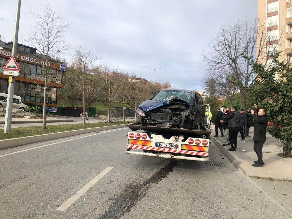 Ümraniyede Aydınlatma Direğine Çarpan Araç Takla Attı