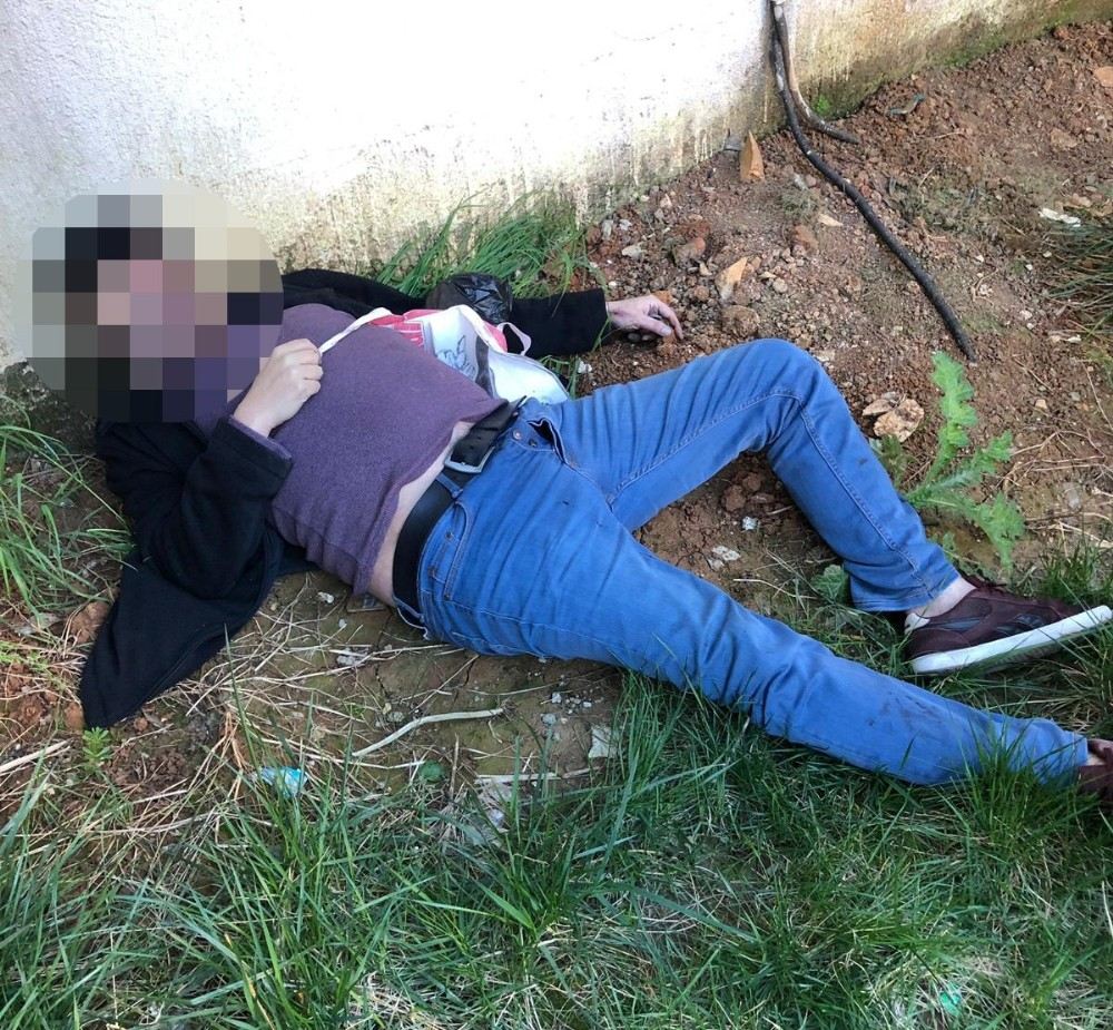 Ümraniyede Bir Sitenin Bahçesinde Erkek Cesedi Bulundu