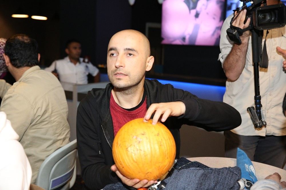 Ümraniyede Görme Engelliler Bowling Oynadı