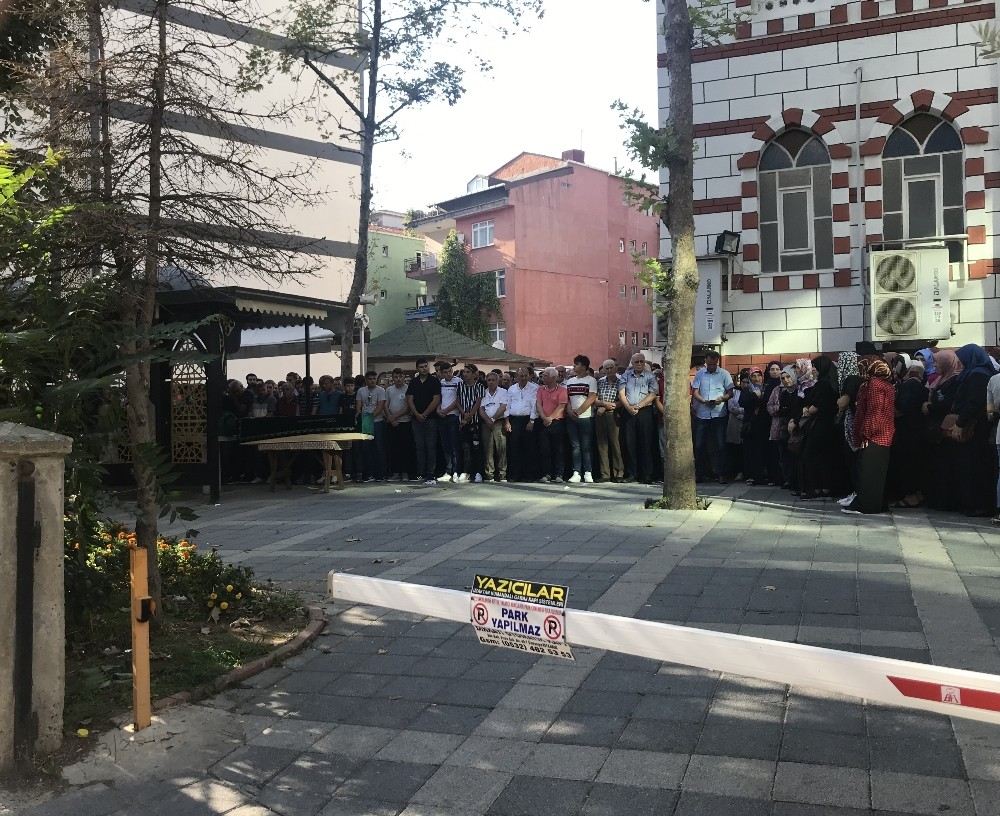 Ümraniyede Katliam Yapan Genç İle Annesi Ve Kardeşi Toprağa Verildi