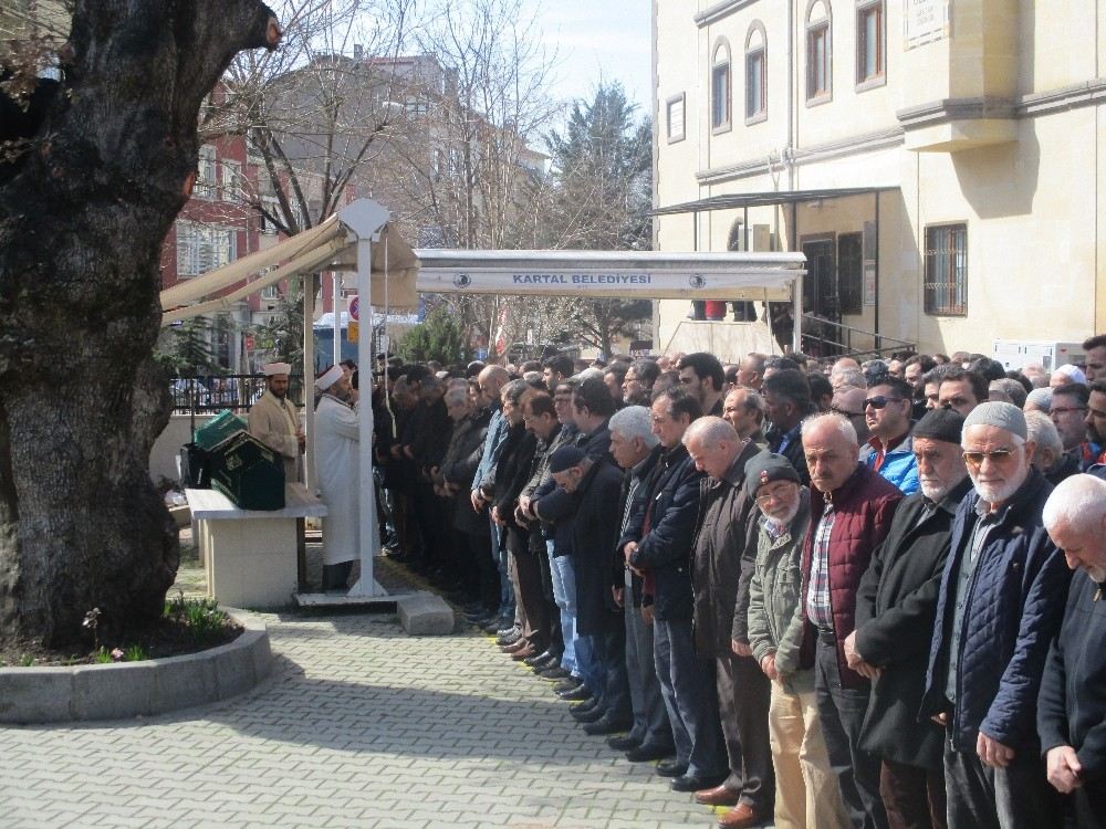 Ümraniyede Oğlu Tarafından Öldürülen Kadın Toprağa Verildi