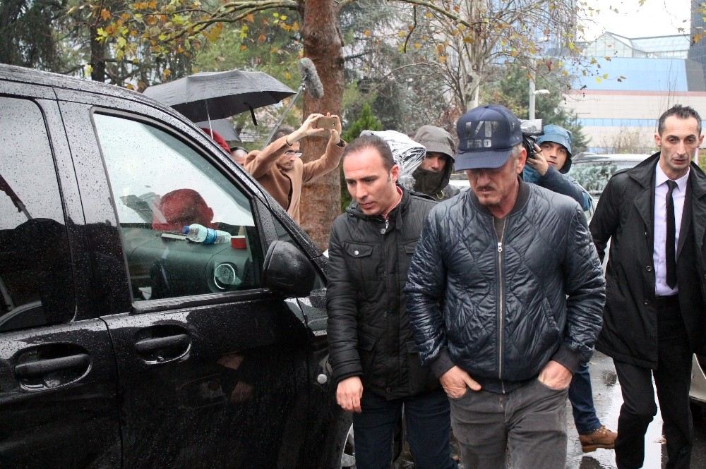 Ünlü Oyuncu Sean Penn, Suudi Konsolosluğunda