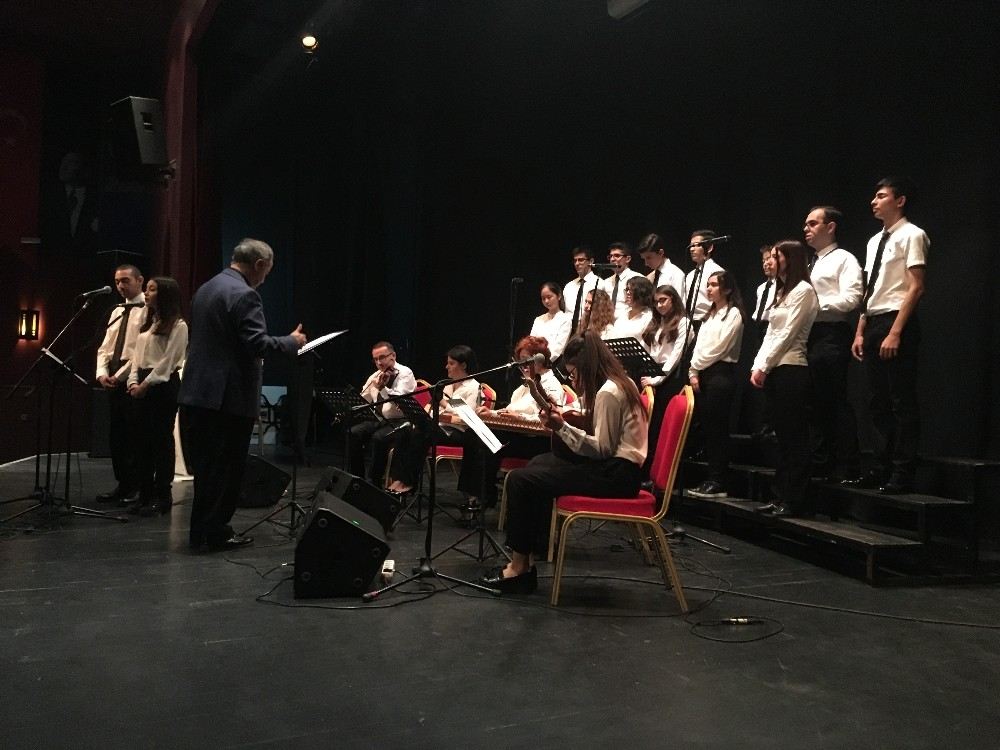Üsküdar Işıklar Gençlik Korosu Konser Verdi