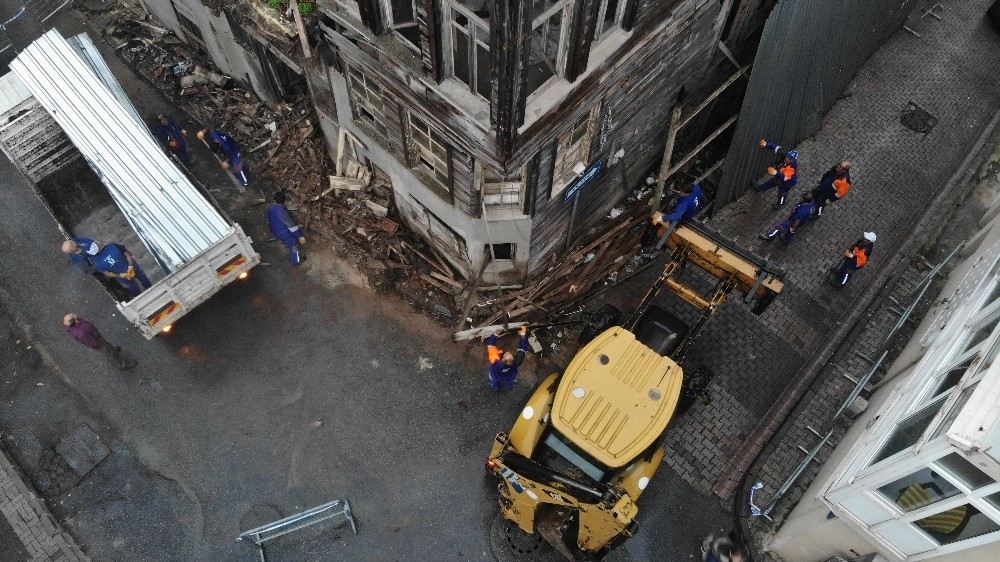 Üsküdarda Çöken Eski Bina Havadan Görüntülendi