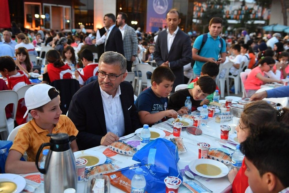 Üsküdarda İlk Defa Oruç Tutan Çocuklar İftar Yaptı